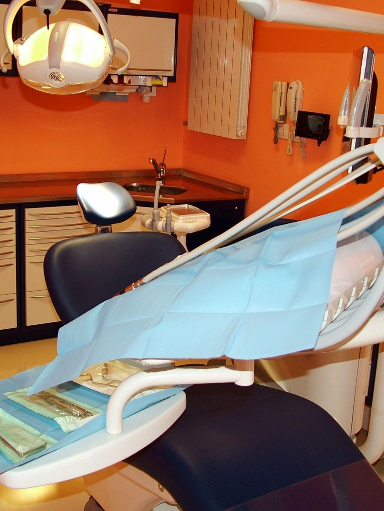 La cura dei denti cariati effettuata con efficienza e professionalità